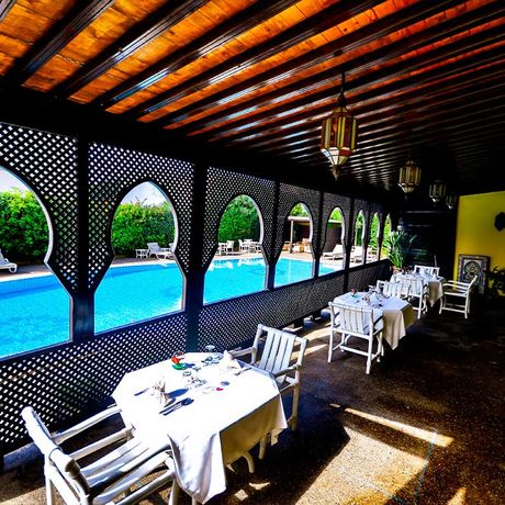 Blick auf die Terrasse und den Pool