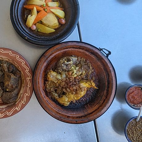 Kulinarische Tour - Medina Marrakech Galerie Tisch mit Tajine, Oliven und Linsen