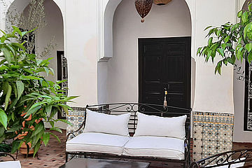 riad dar attajmil superiorzimmer sitzecke draußen