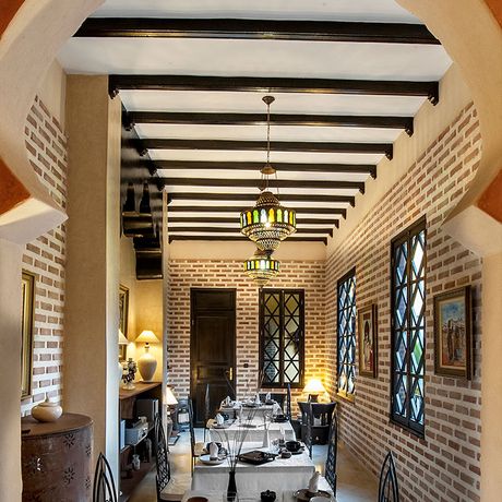 Blick auf gedeckte Tische im Restaurant des Riads Soleil d´Orient