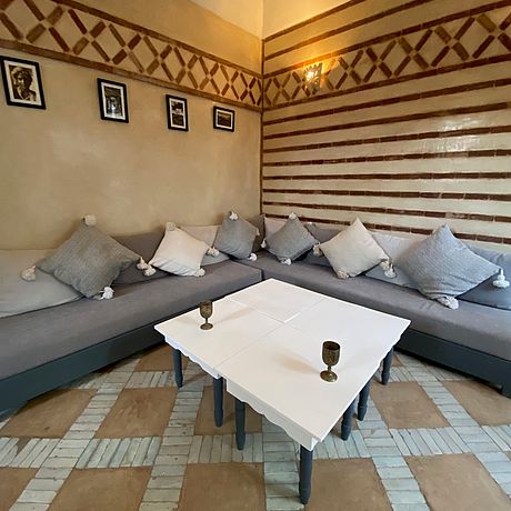 Blick auf Sitzbereich mit Couch und Tisch