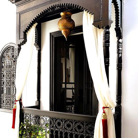 Außenansicht verzierter Balkon