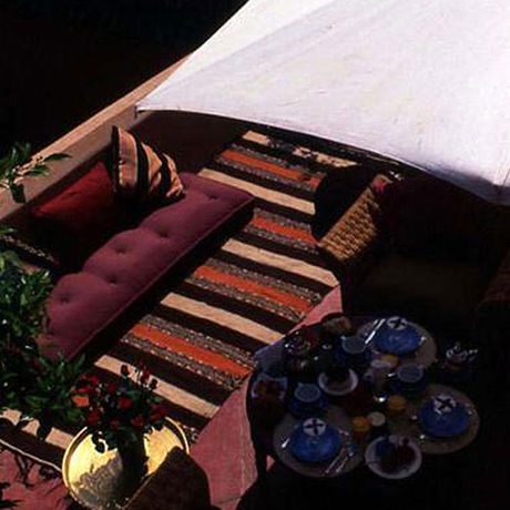 riad dar attajmil gedeckter tisch