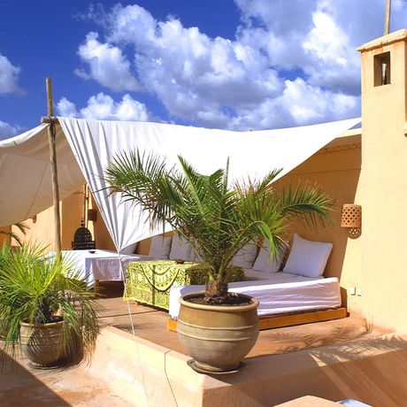 Cadi Boutique- Hotel Liegebereich draußen Blick auf einen Liegebereich draußen