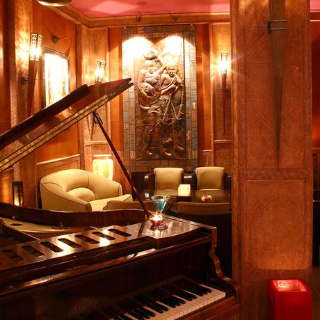 Blick auf einen Fluegel vor einer Sitzecke in einem Salon des Boutique-Hotels la Maison Arabe