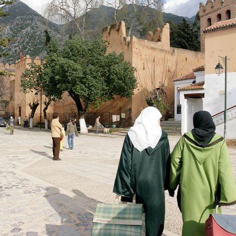Blick auf Personen auf einem Platz in Tetouan