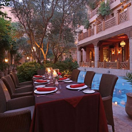 Blick auf einen gedeckten Tisch am Pool des Boutique-Hotels la Maison Arabe