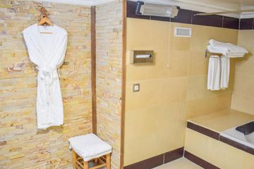 Hotel Quieta Superiorzimmer mit Meezzanin Badezimmer
