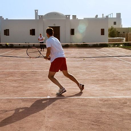 Tennisplatz mit Spielern