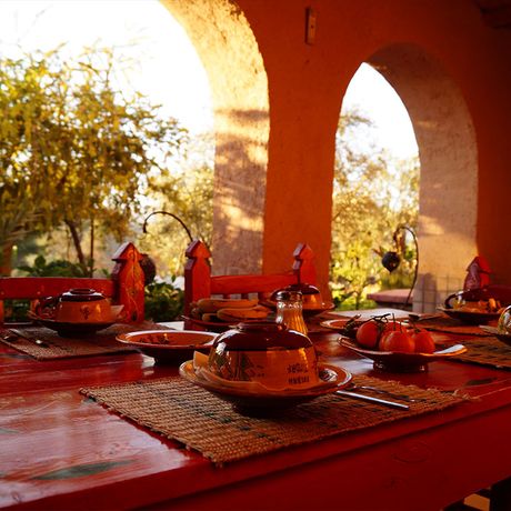 Blick auf einen gedeckten Tisch im Restaurant in der Kasbah Timdaf
