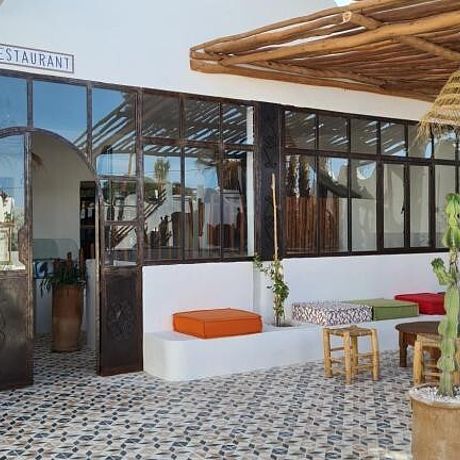 Terrasse mit Eingang zum Restaurant