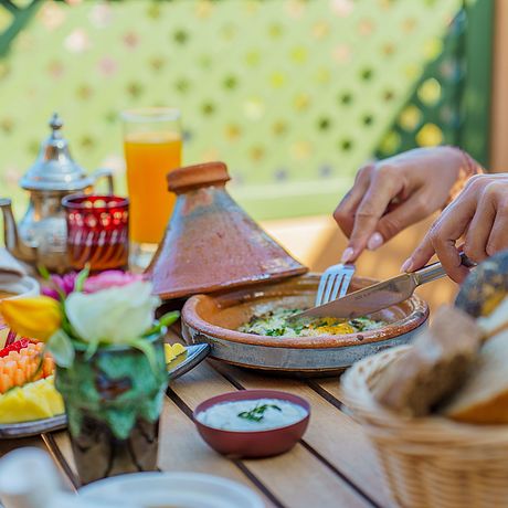 Blick auf einen angerichteten Tisch mit Tagine