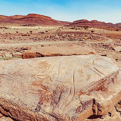 Grosser Fels mit Felsravur in Ait Ouazik