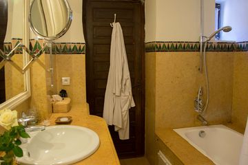 Cadi Boutique Hotel Standardzimmer Badezimmer Badewanne