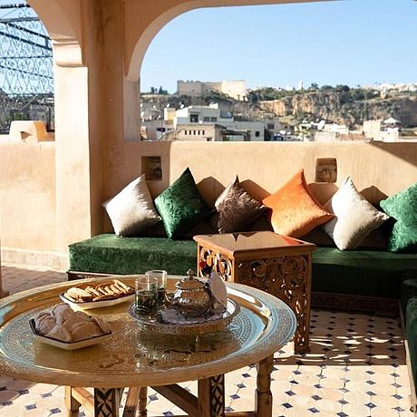 Blick auf eine Sofaecke mit Ausblick