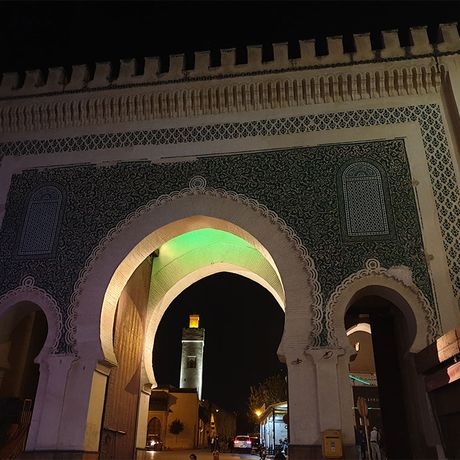 Blick auf das blaue Tor in Fes