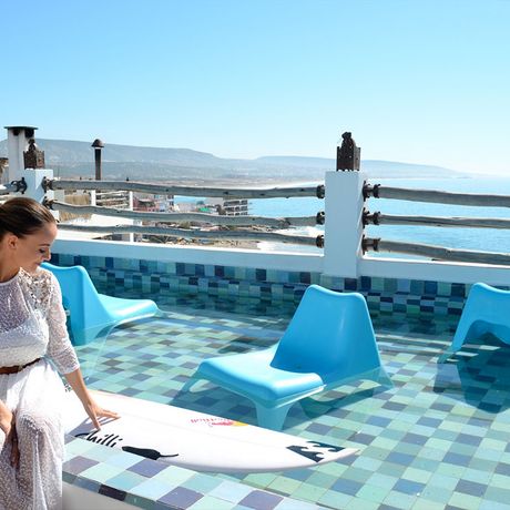 Blick auf eine Frau am Pool des Hotels Munga Guesthouse