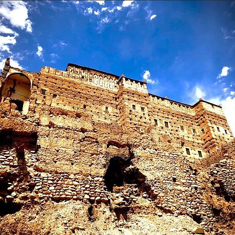 Blick von unten auf die thronende Kasbah