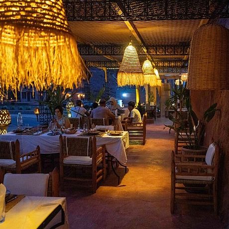 Blick ins Restaurant auf der Terrasse am Abend