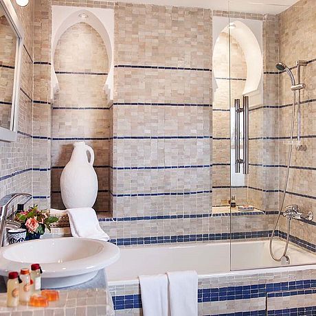 Ansicht Badezimmer mit Wanne