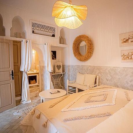 Blick vom Bett in das Badezimmer