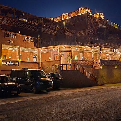 Außenansicht Gebäude mit Parkplatz