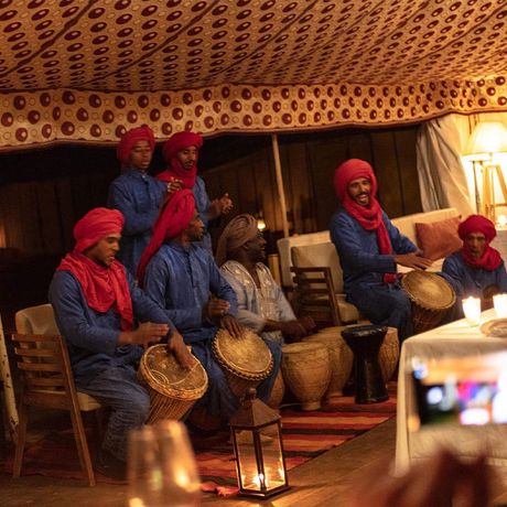 Blick auf musiziernde Personen in einem Zelt im Wuestencamp Luxus (Erg Chebbi)