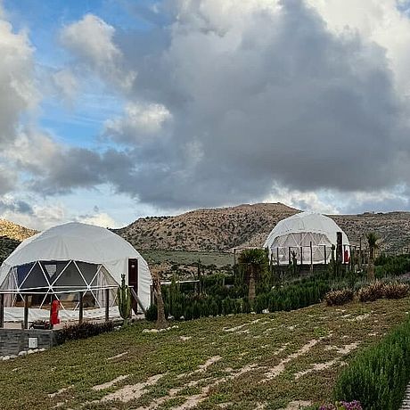 Glampingzelte mit Blick auf Berge