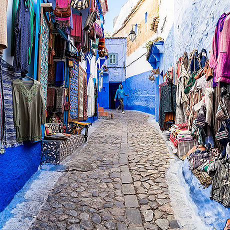 Blick auf ein Klamottengeschaeft in einer Gasse in Chefchaouen