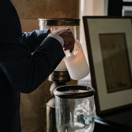 Eine Kerze wird im Hotel Heure Bleue angezündet