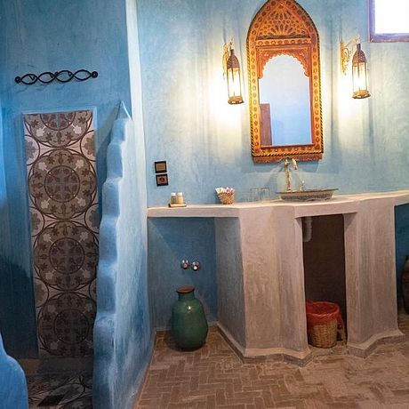 Blick in ein blaues Badezimmer