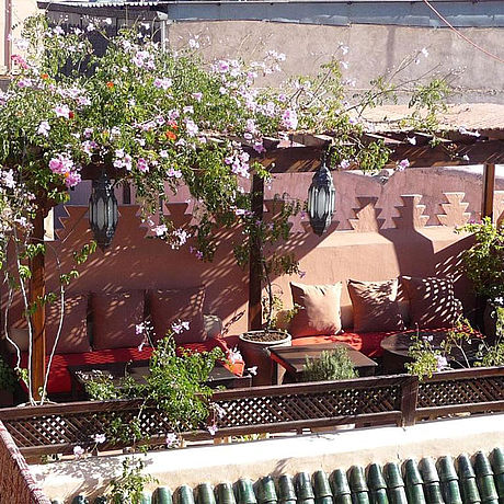 riad dar attajmil sitzecke draußen