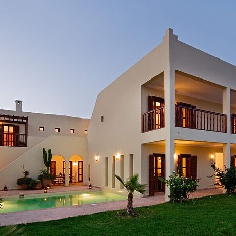 Villa am Abend mit Beleuchtung