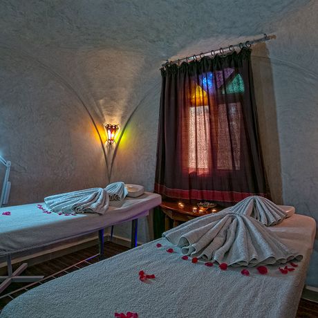 Blick auf zwei Massageliegen