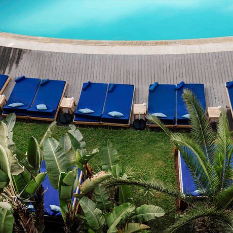 Blick auf Liegen am Pool